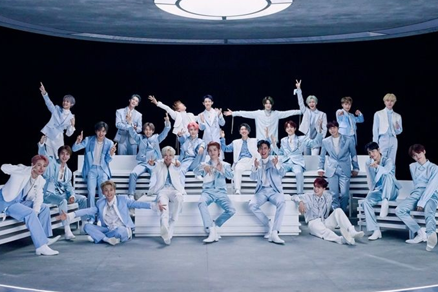 NCT團體照，身穿天藍色西裝在舞台上合影