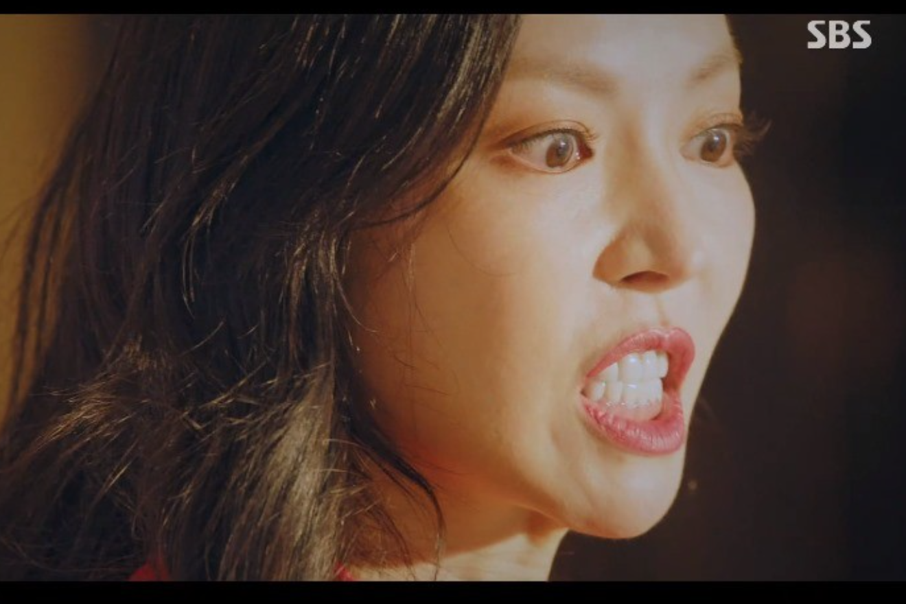 韓国ドラマ「ペントハウス」での感情的な場面。キャラクターが激しい怒りを表現している印象のあるシーン。