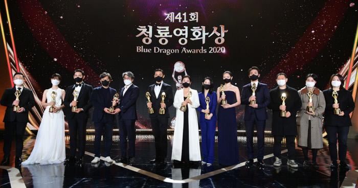 第41回青竜映画賞で受賞者たちが勢揃いした集合写真。各賞を手にした俳優や監督たちが一堂に会し、華やかな舞台で喜びを共有している。