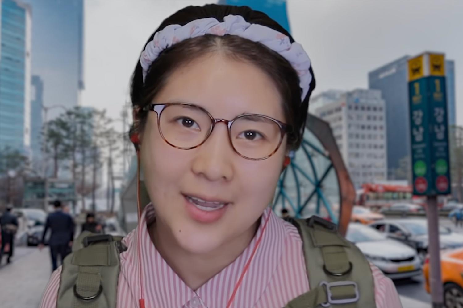 韓國YouTube頻道中的角色扮演情境，參演者穿著校服，背景是城市街道。