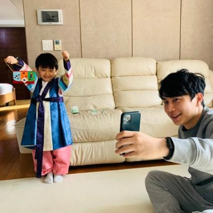 韓国の旧正月で非対面で祖父母に福袋を見せるソン・ハユン君、韓服を着て攜帯電話越しに挨拶する様子。