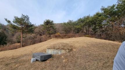 韓国のお墓参りのために準備された墓地、家族が別々の時間に訪れている様子。