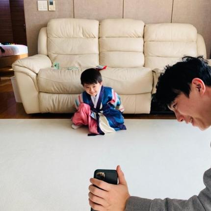 韓国の旧正月非対面イベントで祖父母にお辞儀をするソン・ハユン君、韓服を着て攜帯電話を前にして座っている様子。