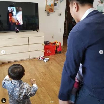 韓服を着たパク・ソジンとジワン君、テレビ越しに祖父母に挨拶する様子。旧正月の伝統的なイベントを非対面で開催するシーン。