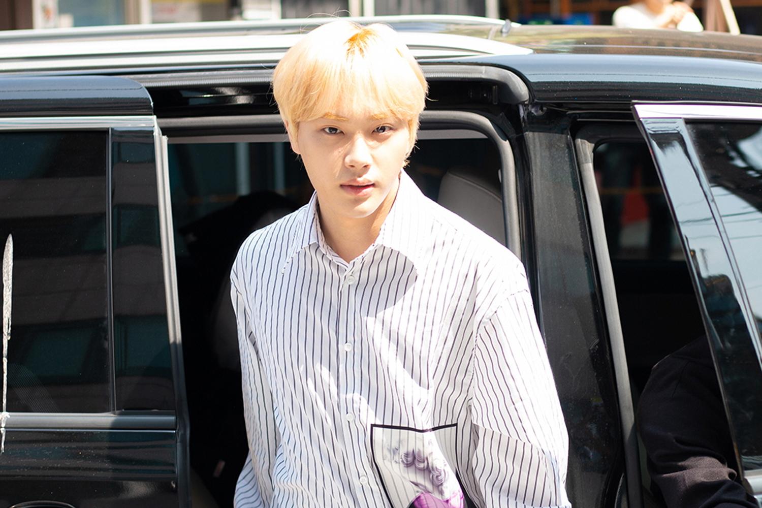 สมาชิกวง The Boyz Joo Haknyeon นั่งอยู่ในรถคันหนึ่ง
