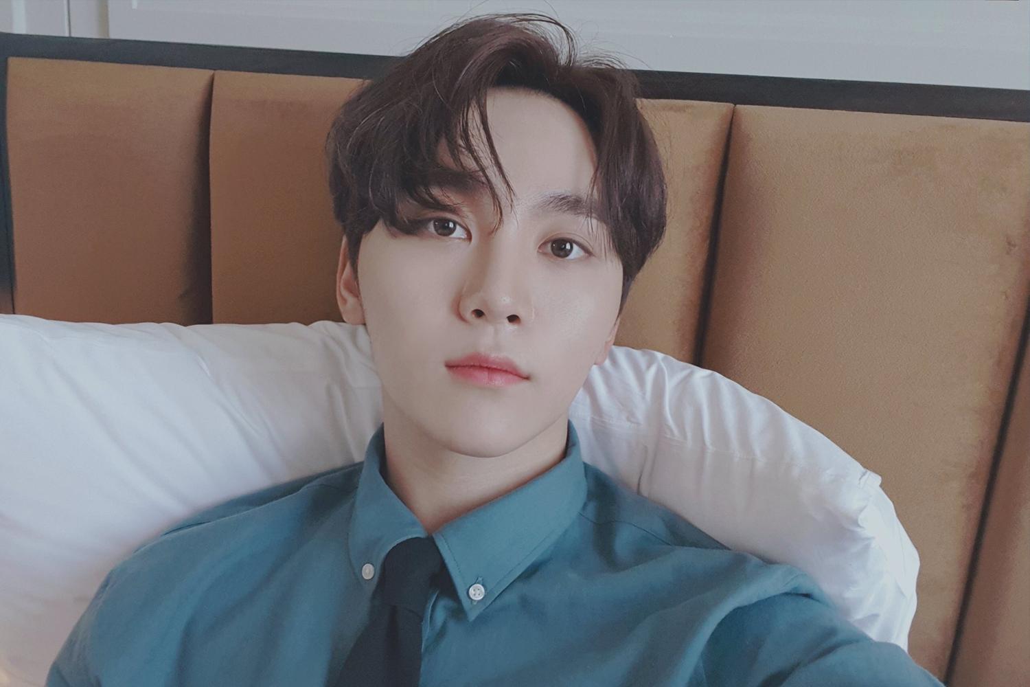 สมาชิกวง SEVENTEEN ซึงกวานในชุดทางการและสภาวะทำงาน