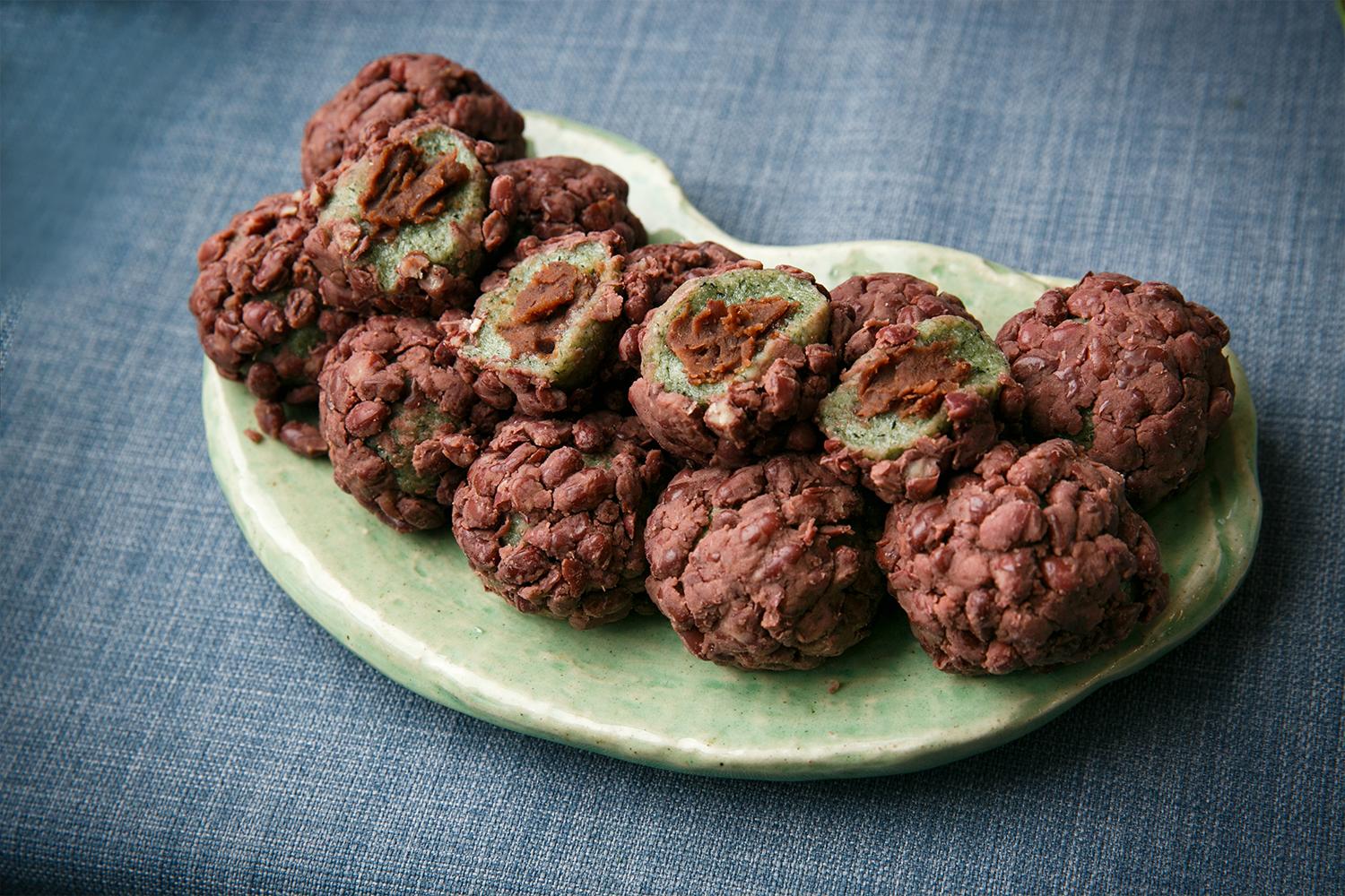 โอเมกีต๊อกขนมพื้นเมืองของเกาะเชจูที่ทำจากข้าวโพดและถั่วแดง