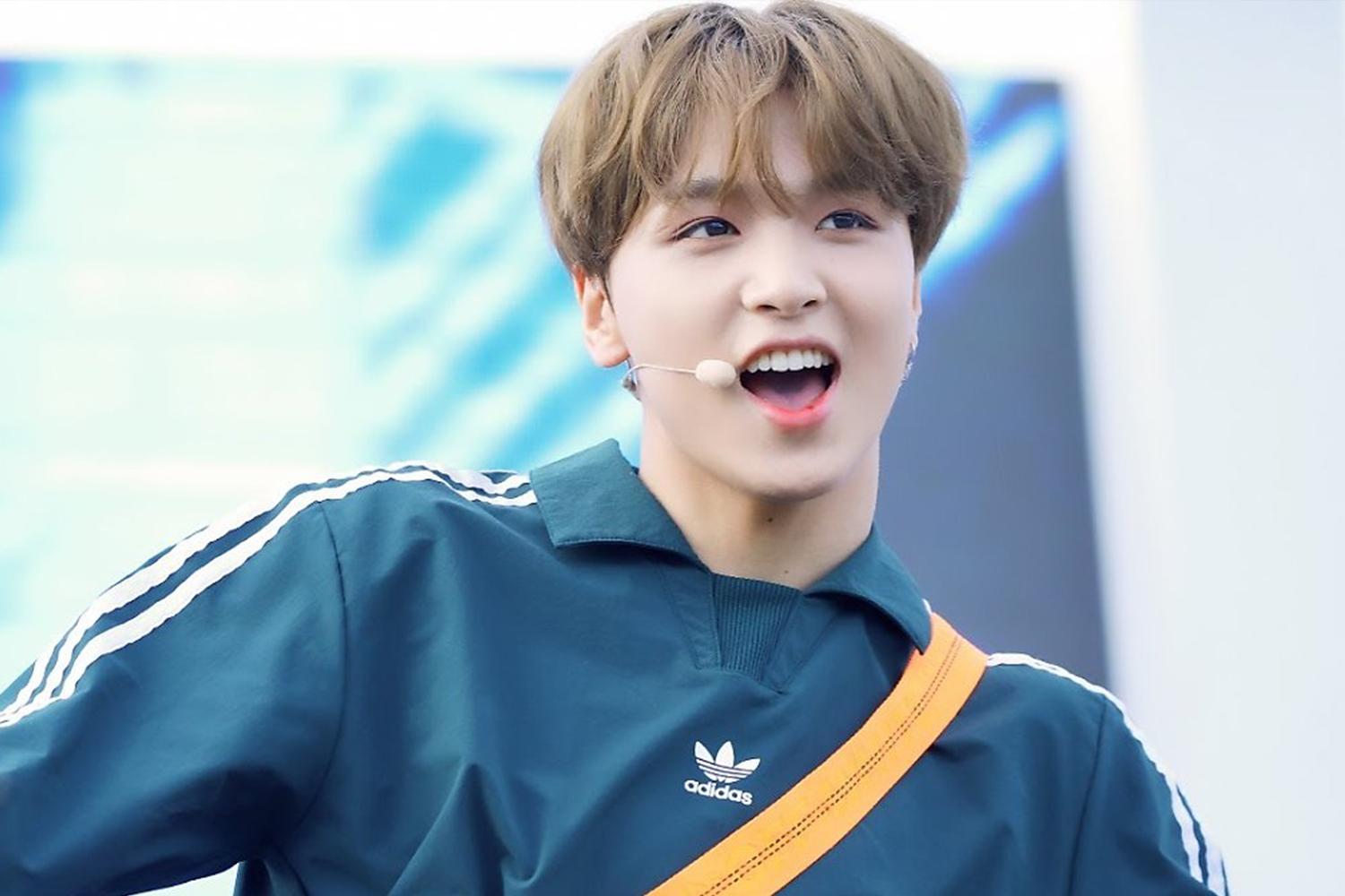 สมาชิกวง NCT Haechan ในการแต่งกายลำลองของกลุ่มวง