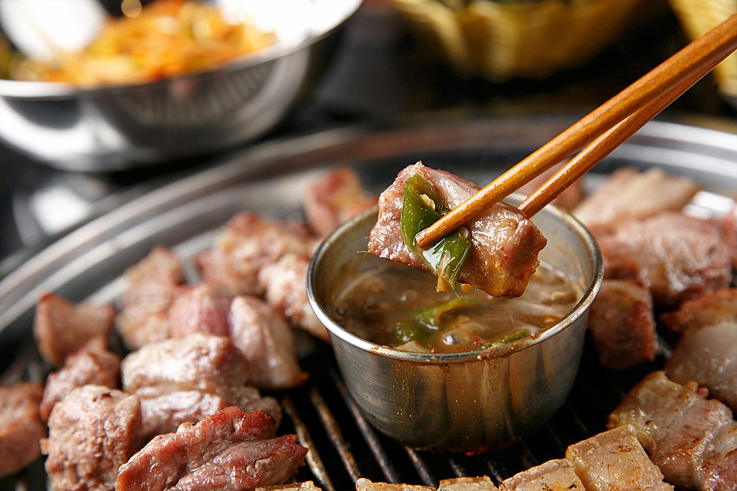 หมูดำย่างที่เป็นอาหารขึ้นชื่อของเกาะเชจู ย่างบนตะแกรงอย่างเข้มข้น