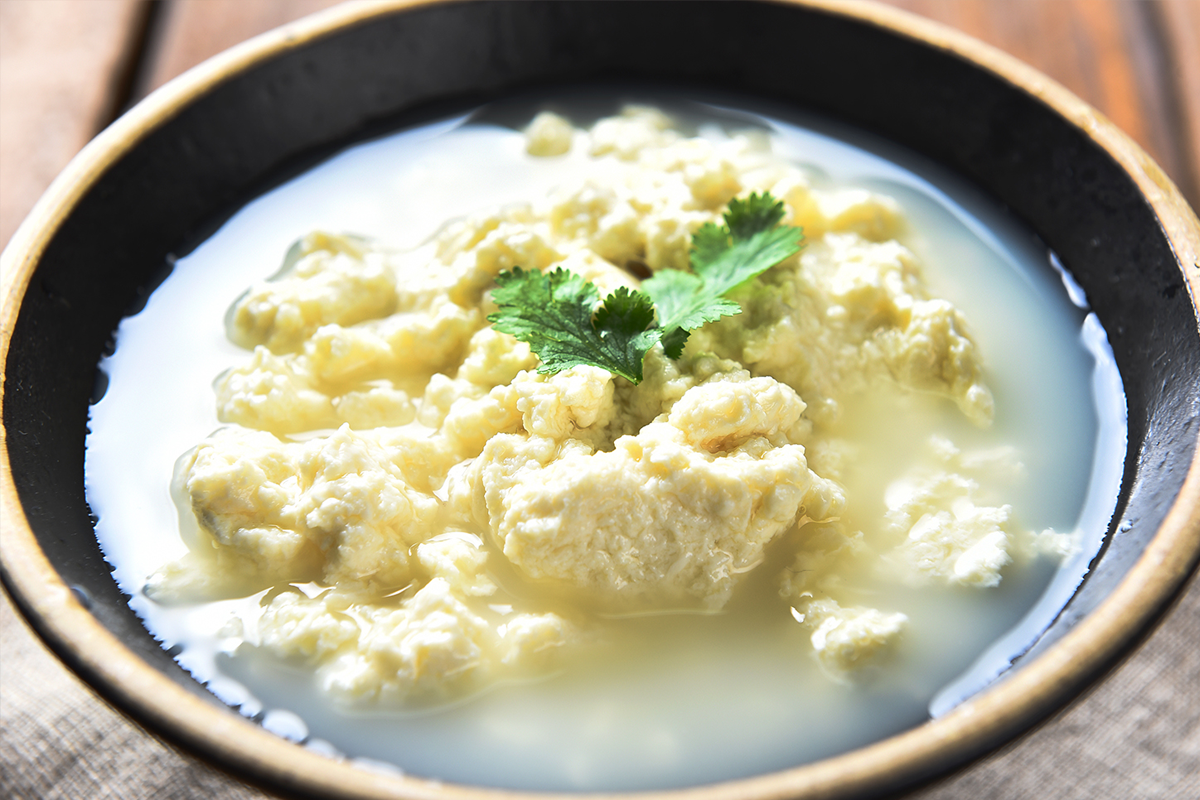 江陵的特色美食—嫩豆腐，碗中擺滿豆腐，飲湯美味。」