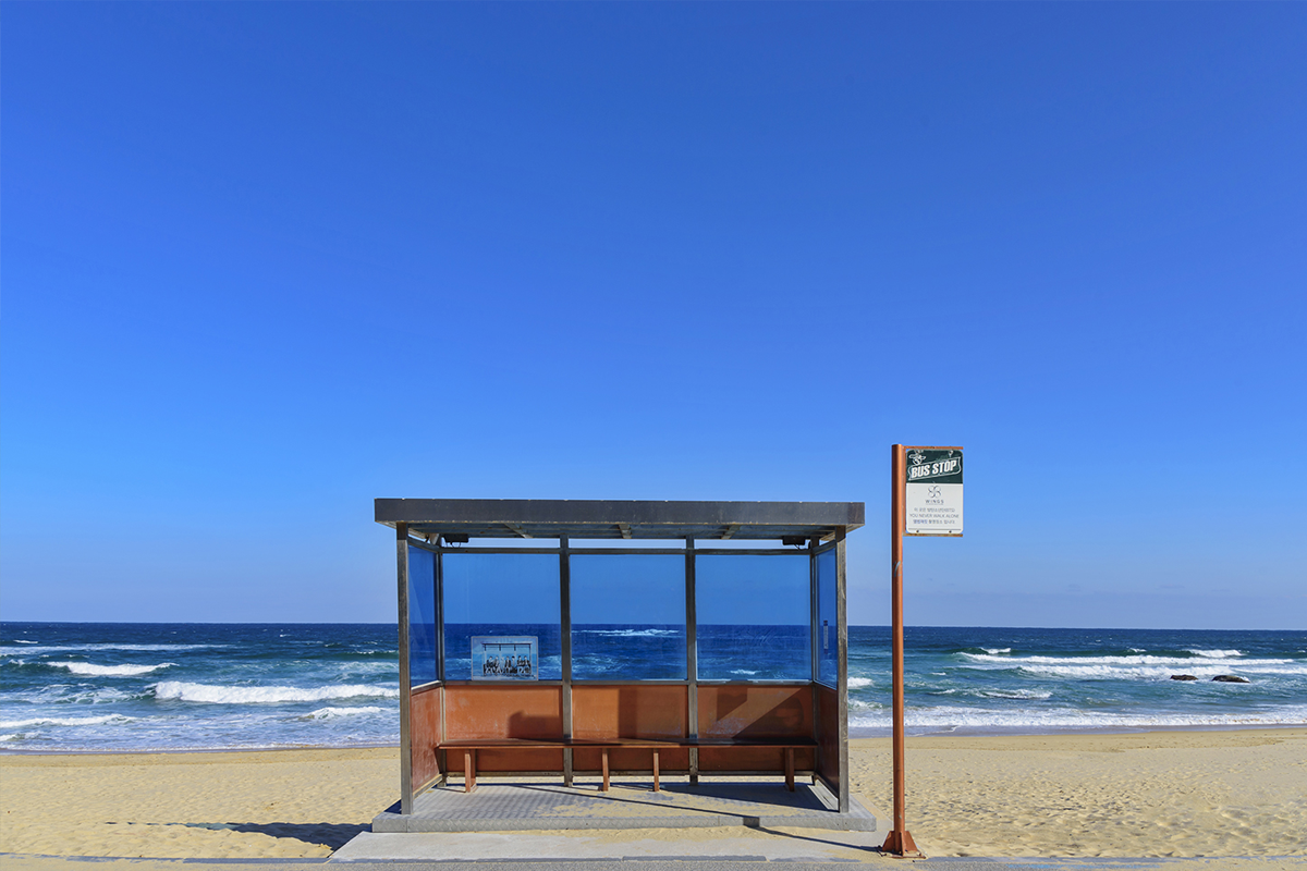 BTS《春日》專輯封面拍攝地點—江陵香湖海邊公車站，背後是大海。