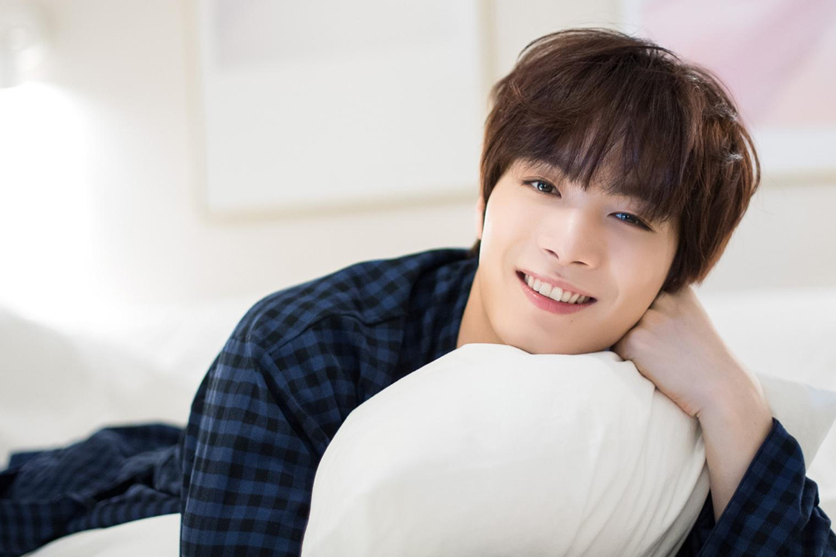 NU'EST成員JR的形象照片，身穿優雅的西裝。