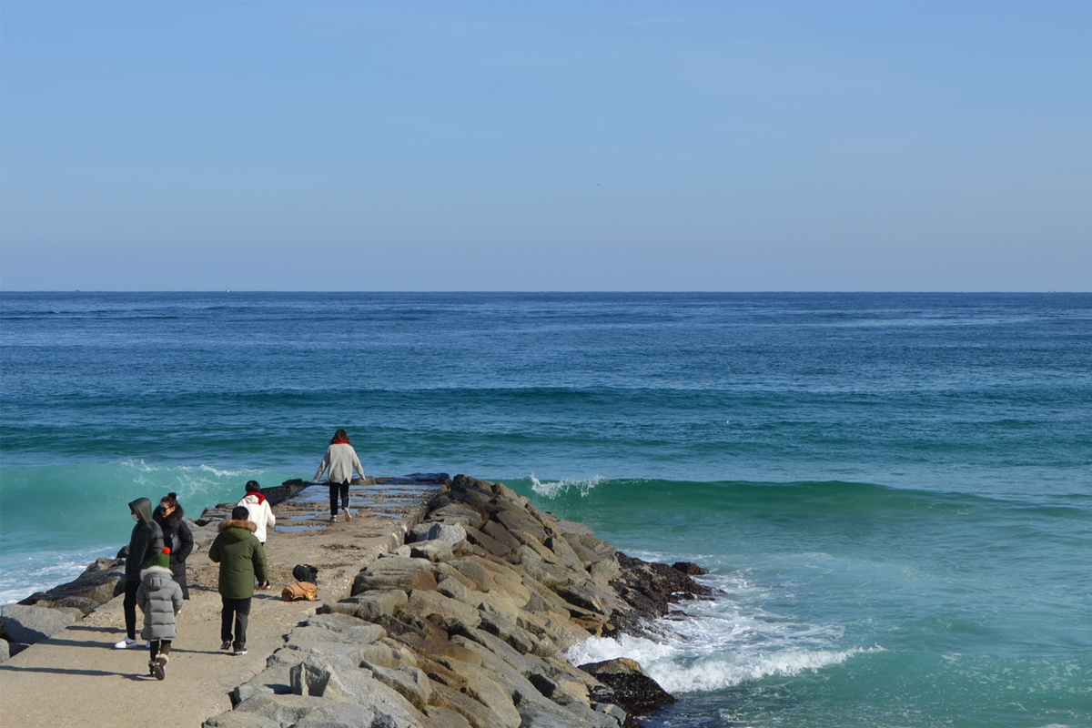 註文津鬼怪海邊的壯麗景色，海浪拍打堤防。