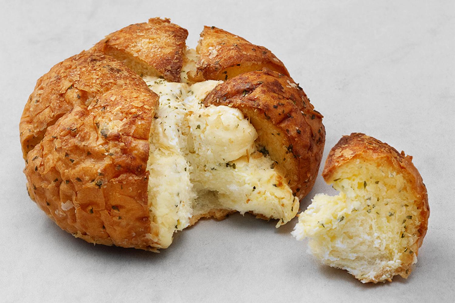 ขนมปังกระเทียมหกเหลี่ยม ขนมอร่อยจากคังนึงที่ต้องลิ้มลอง