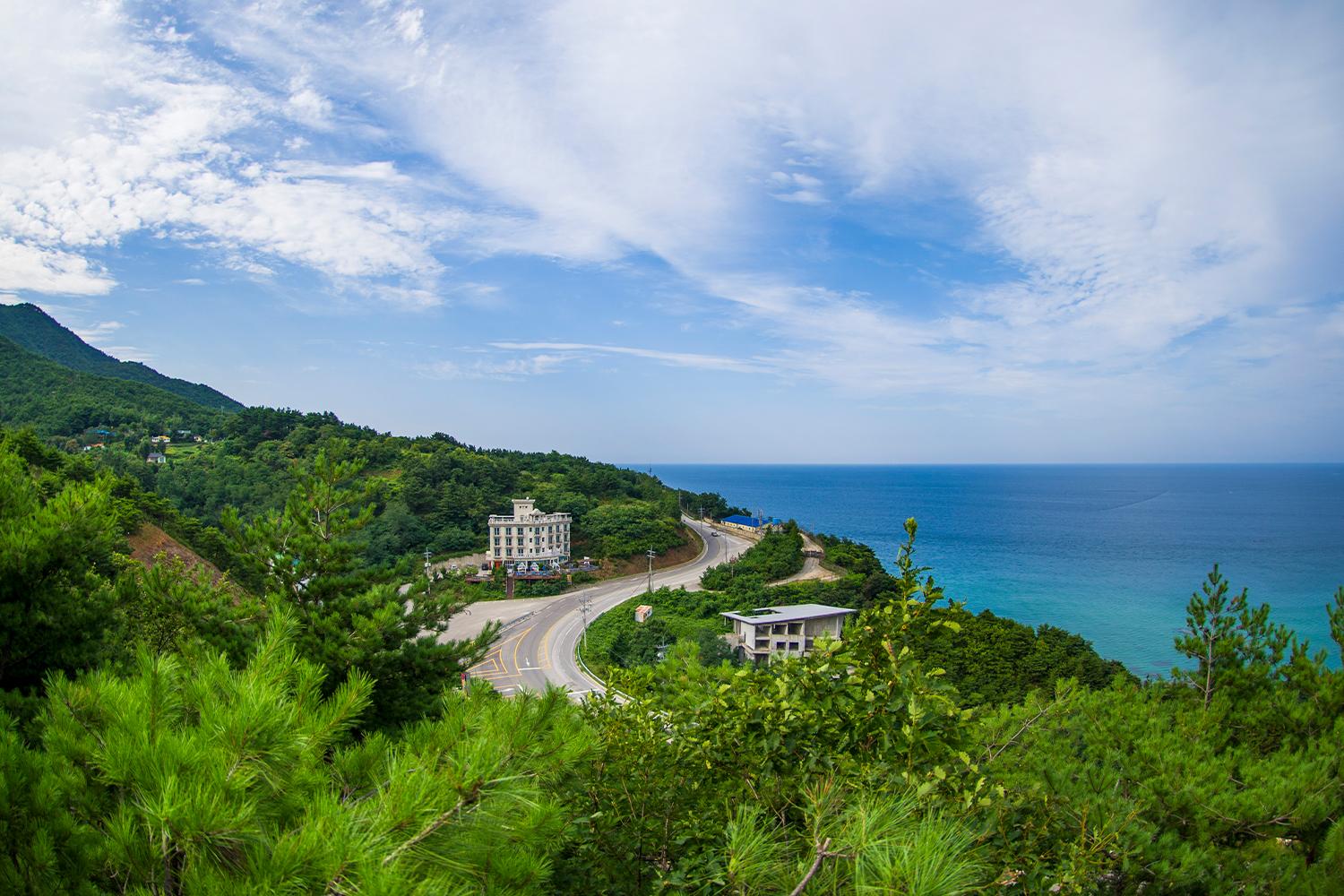 วิวทิวทัศน์ธรรมชาติที่สวยงามของเมืองคังนึง พร้อมทัศนียภาพชายฝั่งและภูเขา