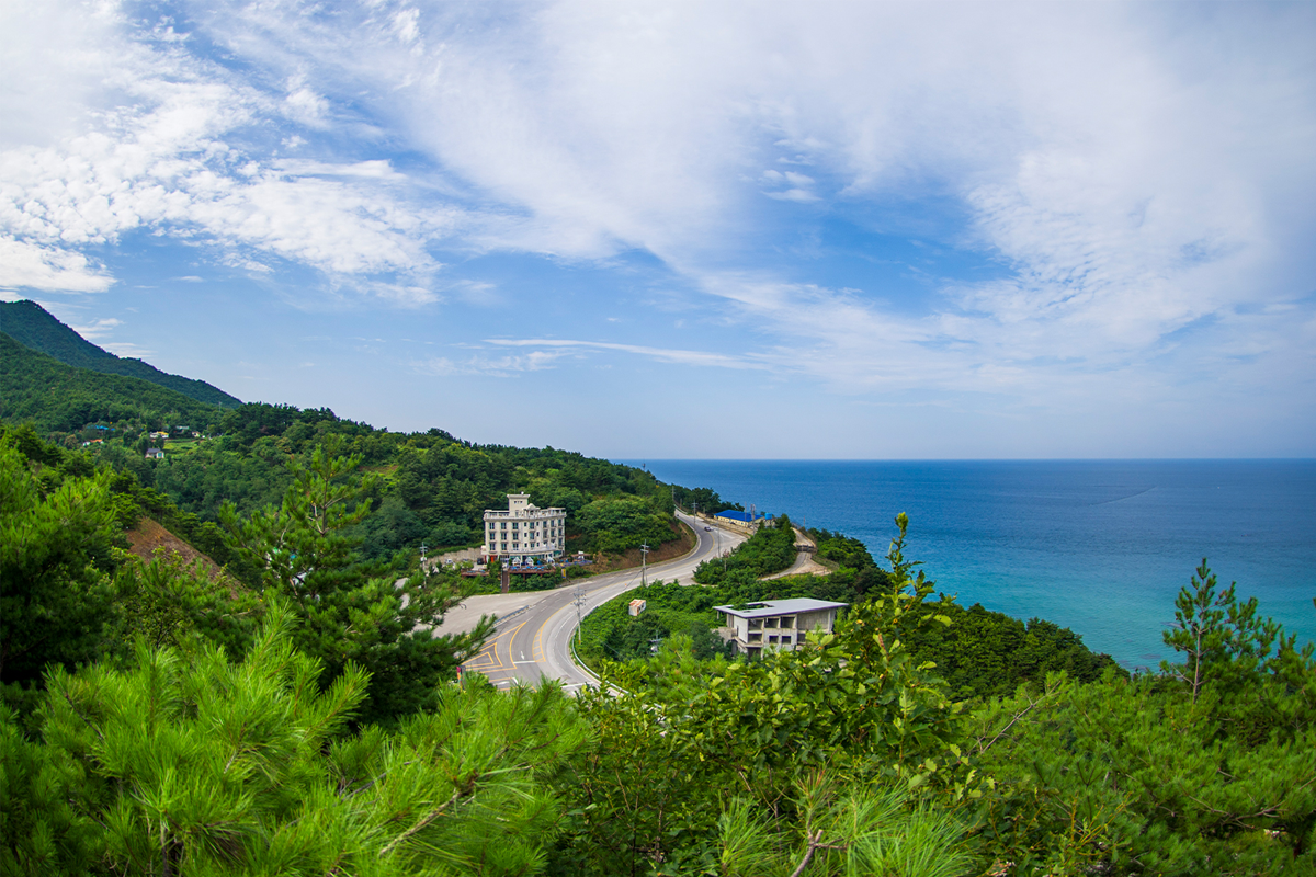 江陵市的海岸風景，展現出大海與青山的美麗融合。