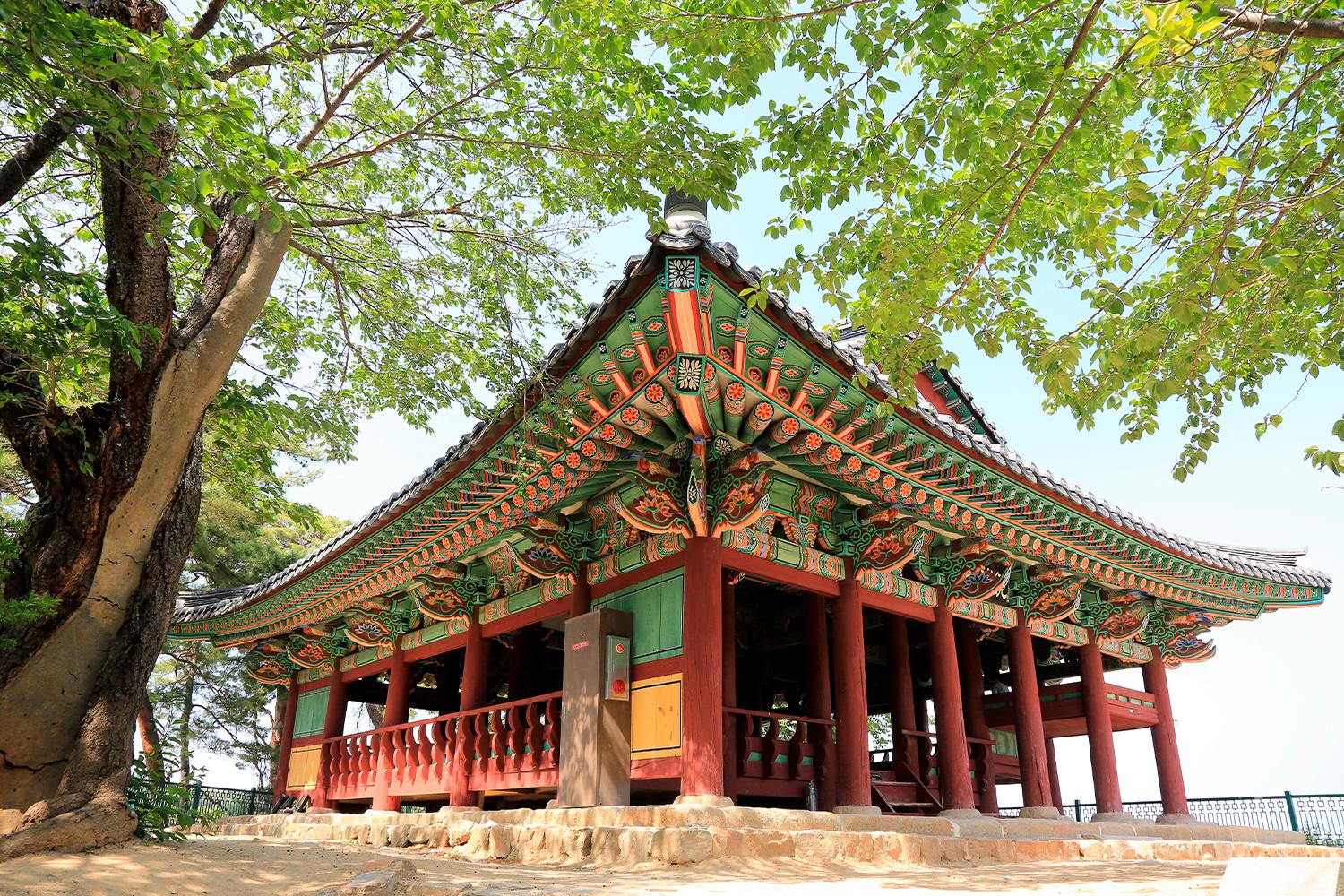 หอสังเกตการณ์เกียงพอกในคังนึง มีสถาปัตยกรรมแบบเกาหลีดั้งเดิมที่งดงาม