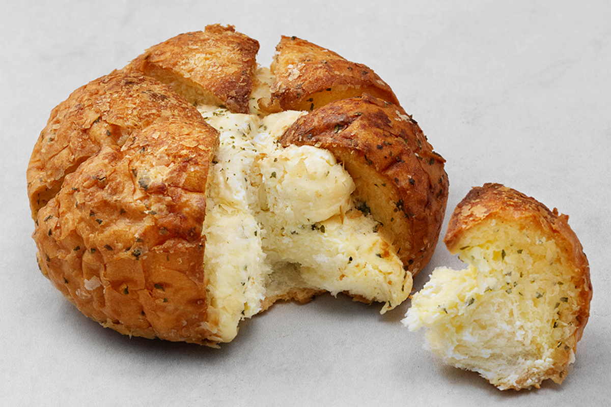 富有韓國風味的六角蒜蓉麵包，展現出外酥內軟的質感。」