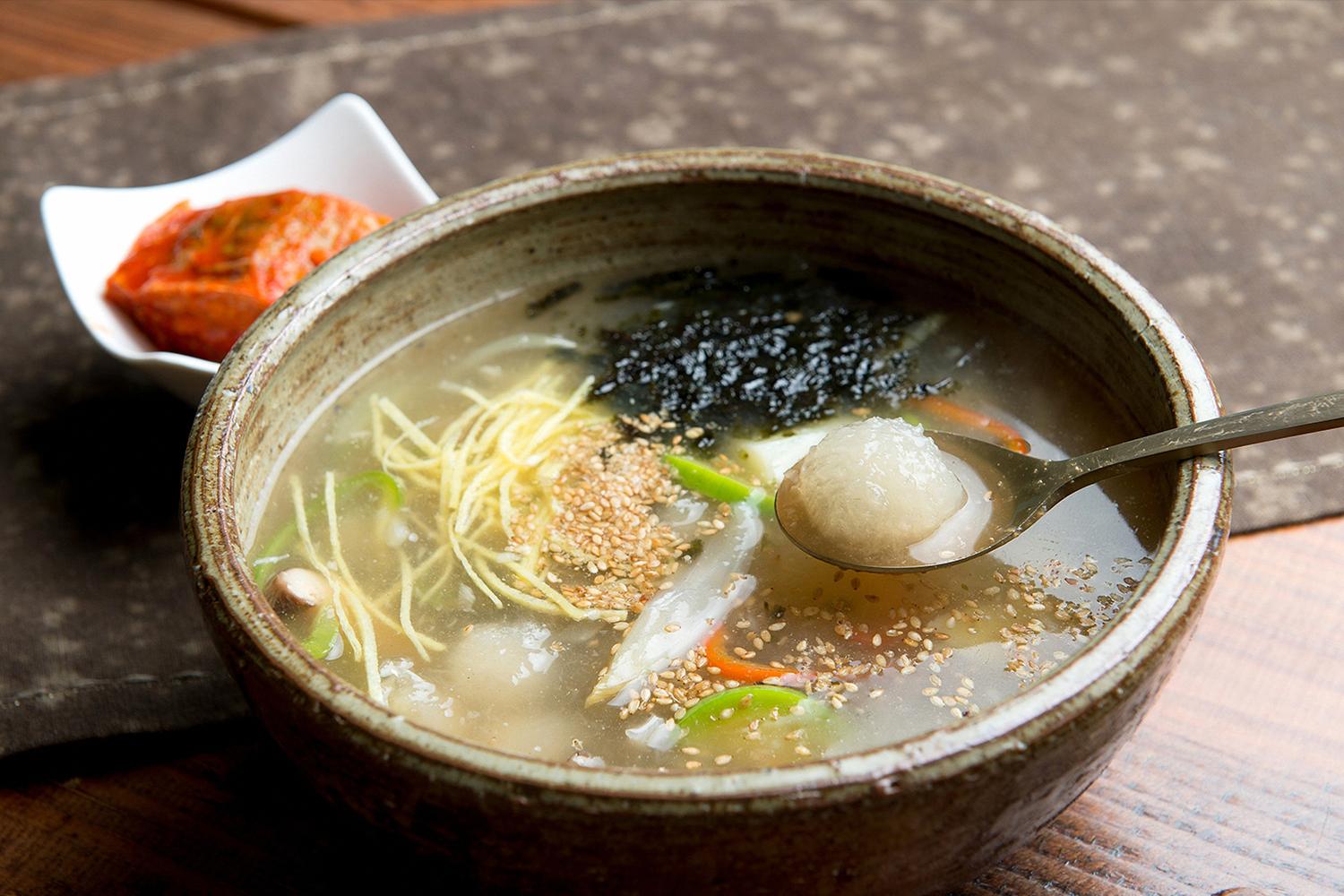 ซุปอองชิมิ ของเกาหลีที่ทำจากแป้งมันฝรั่งที่เกาะอยู่ในชามซุป คังนึง