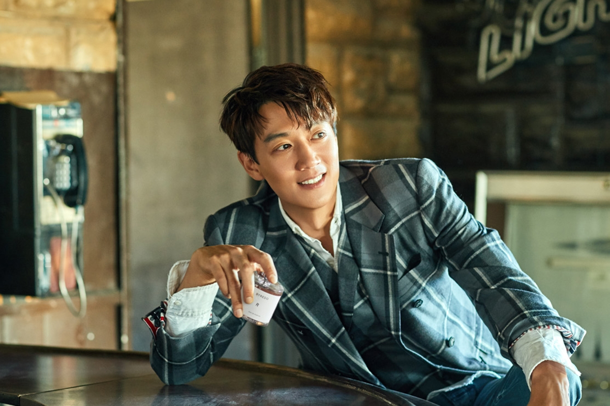 韓劇《L.U.C.A.》中金來沅的劇照，他展現出沈思的神情。