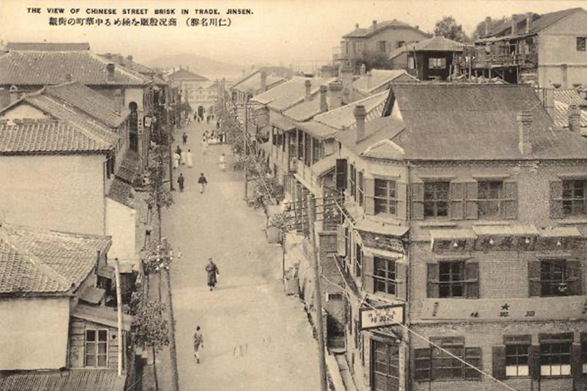 歷史上仁川街道的舊照片，呈現過去的建築風格和社區活力。