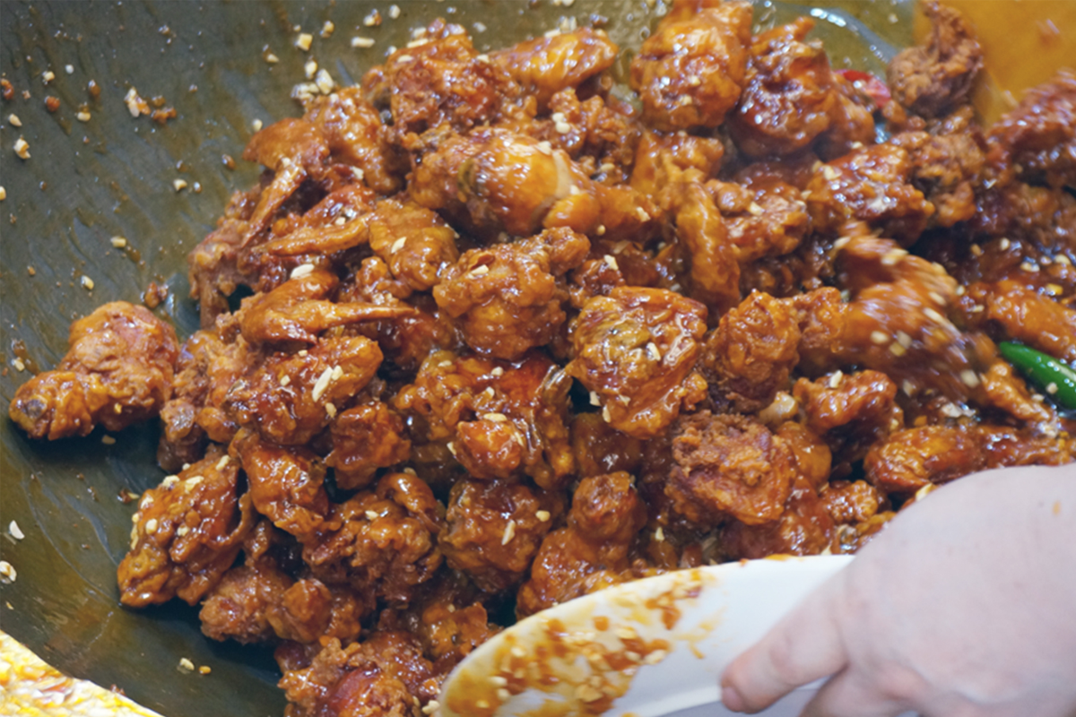 新浦市場著名的炸雞丁，顯示其作為當地最具人氣的韓國食物之一。