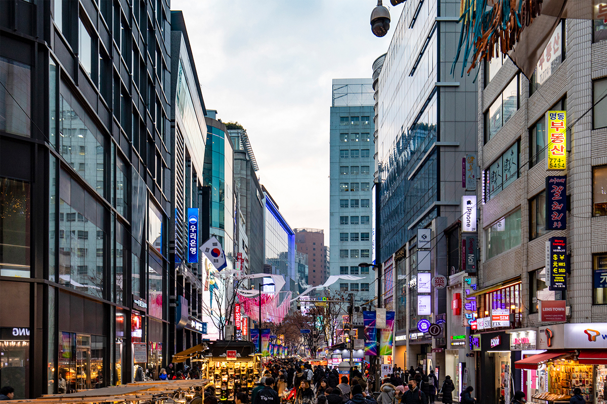 仁川市中心繁忙的街景，展示其現代化的都市設施和繁華的商業區域。