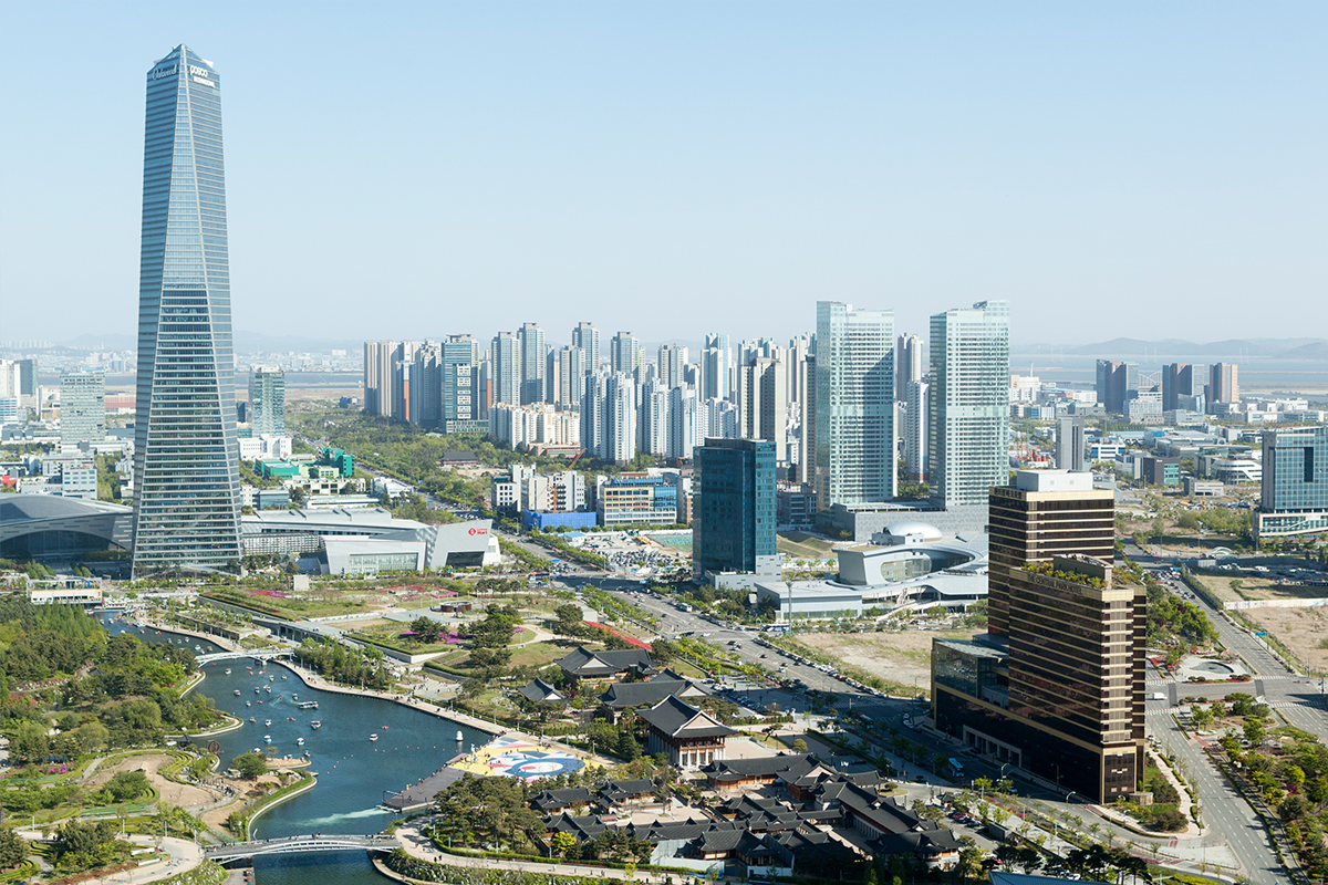 仁川松島國際都市的全景，包括中央公園和高樓大廈，展示其現代城市景觀。