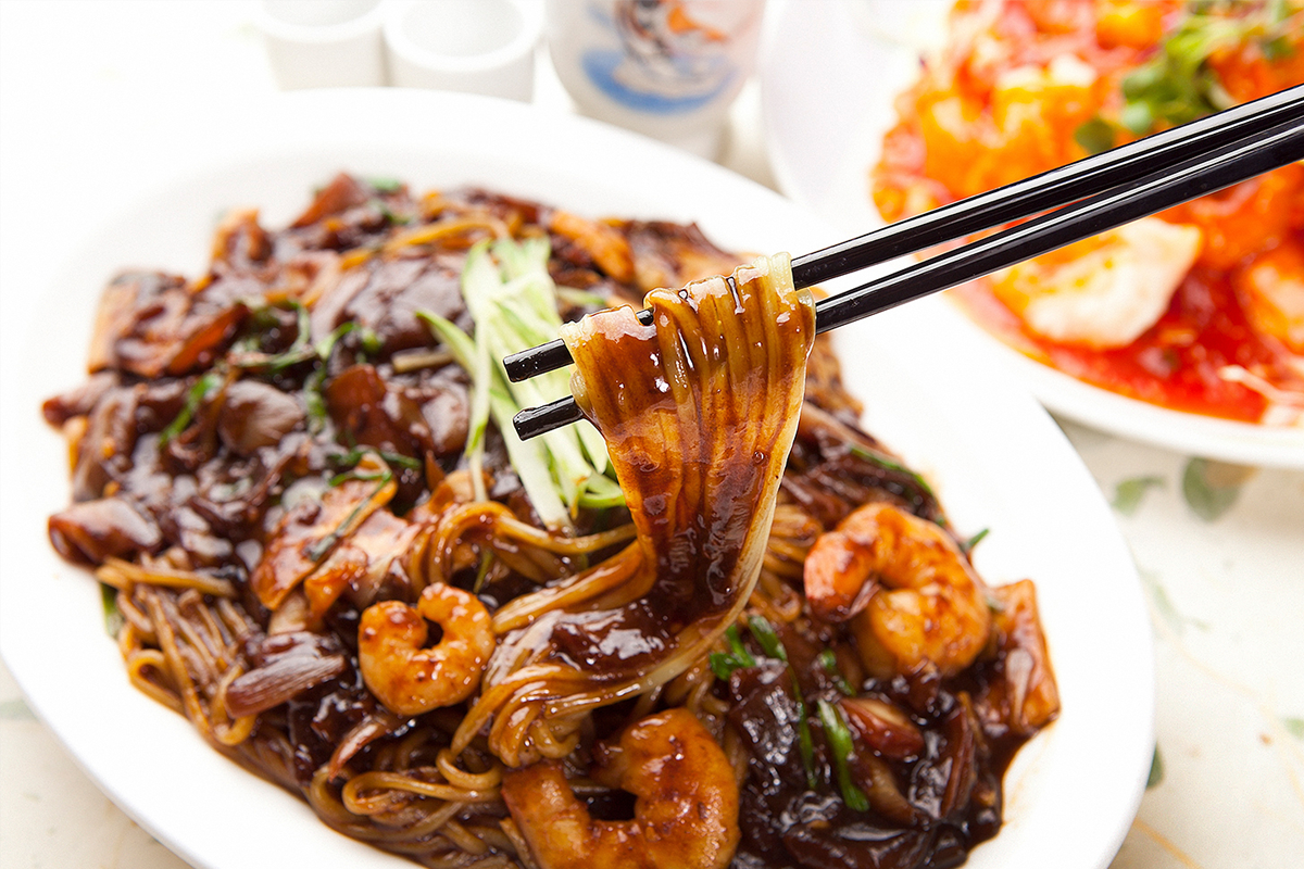 仁川有特色的炸醬麵料理，展示當地獨特的中韓混合烹飪風格。