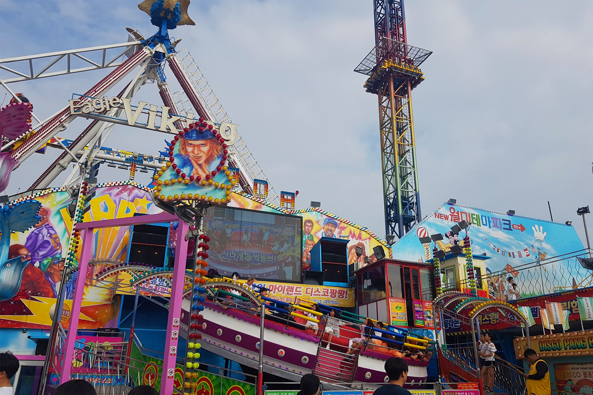 仁川月尾島的遊樂設施，呈現出熱鬧的氛圍和多彩的周邊景點。