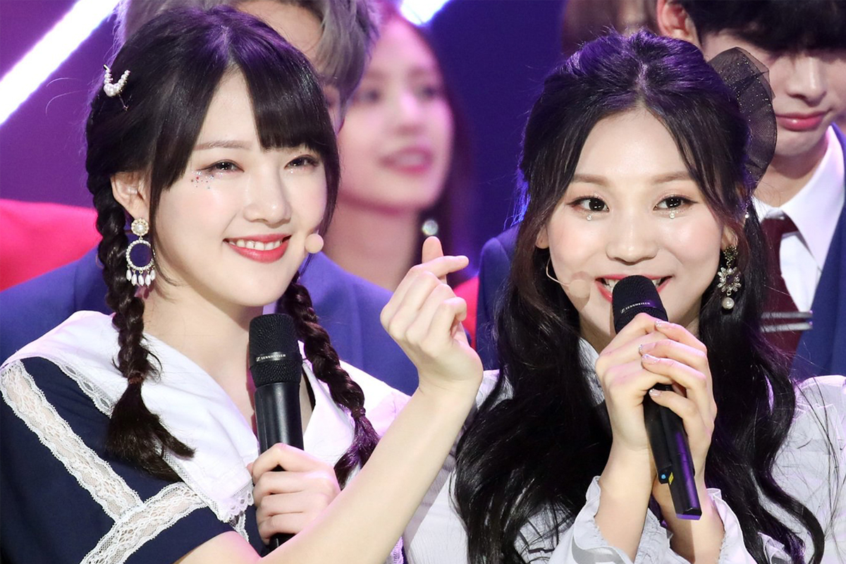 韓國女子組合GFRIEND成員Umji和Yerin，她們的情景照顯示其偶像氣質。