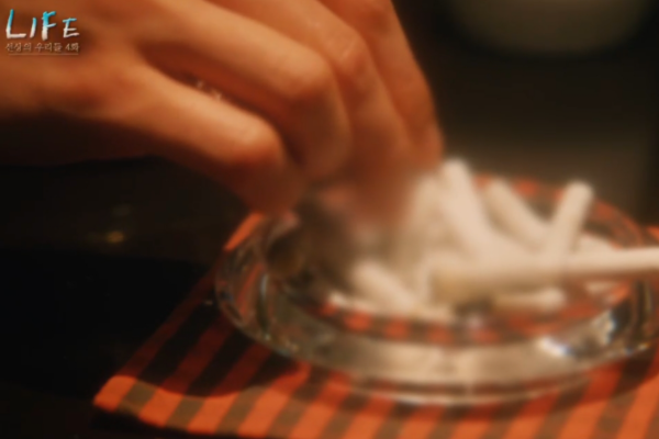 煙草的圖片被集中展示，煙頭放在煙灰缸中，這反映出韓國電視對於吸煙場景的審查處理。