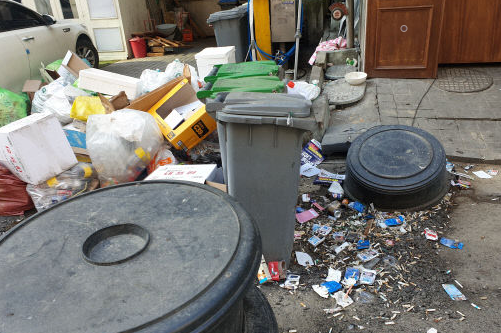 韓國街道旁的垃圾堆中散落著煙蒂,這強調了吸煙行為的普遍性以及環境影響。