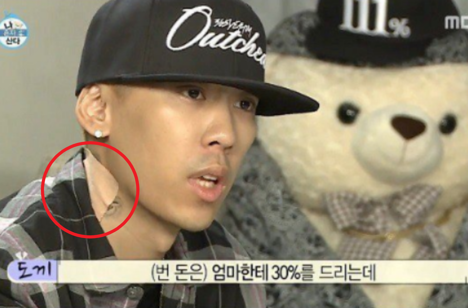 韓國綜藝節目中打格子處理的畫面,與旁邊的玩具熊同框展示出佈景與人物的互動。