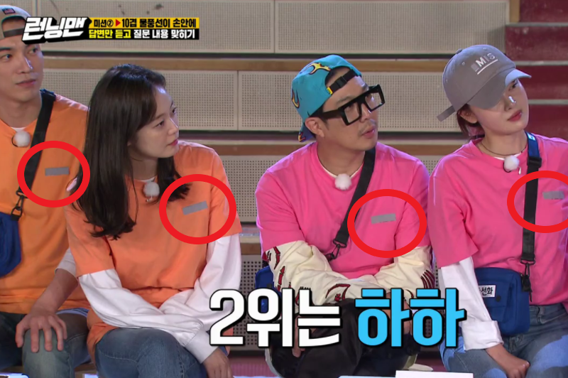 在韓國綜藝節目中，用貼紙遮擋的參加者衣物上的商標，以避免非贊助商品展示的情況。