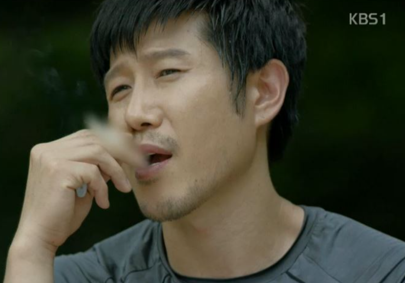 韓劇中的一個角色展示吸煙姿勢被打格,這樣的處理可以防止播出中對青少年的影響。