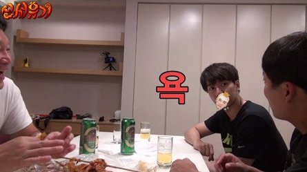 韓國綜藝節目中，角色被遮擋的場景，表示對於粗俗語言的管理，保持節目內容的純淨。