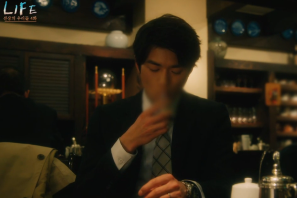 電視劇《Life》中，角色在餐廳內的吸煙場景被處理打格子，展示韓國對於煙草場景的播出限制。