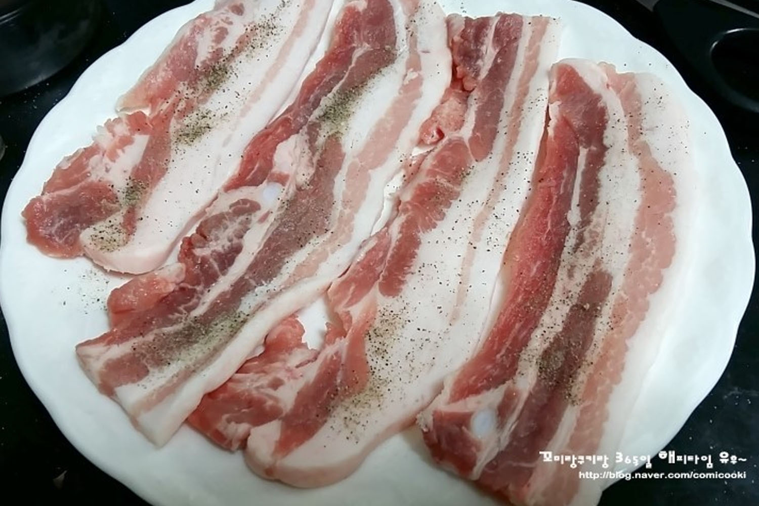 หมูสามชั้นสไตล์เกาหลีโรยด้วยเกลือและพริกไทย เพื่อเพิ่มรสชาติ