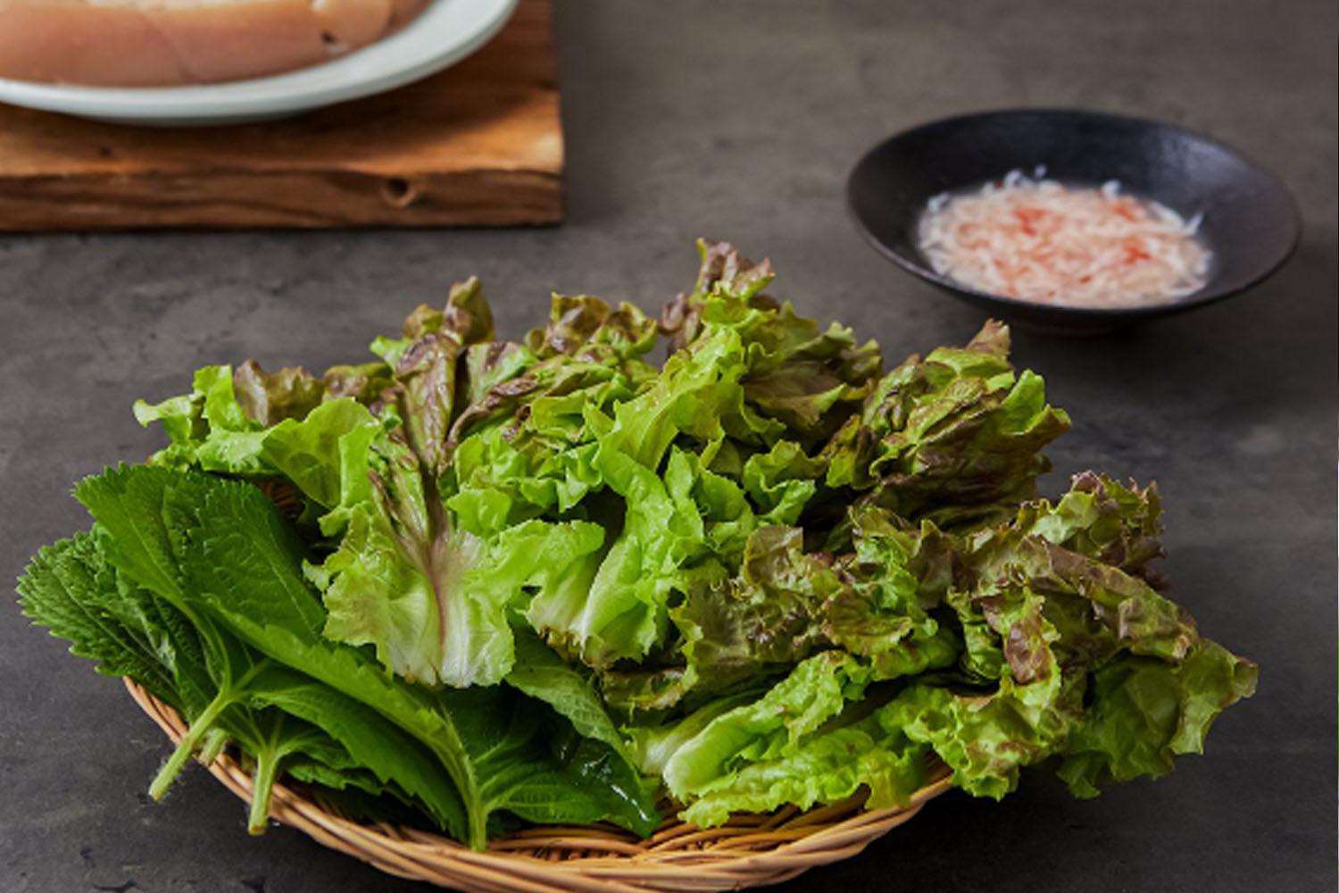 ผักสดต่างๆ เช่น ใบงาและผักกาดหอม สำหรับห่อหมูย่างตามแบบเกาหลี