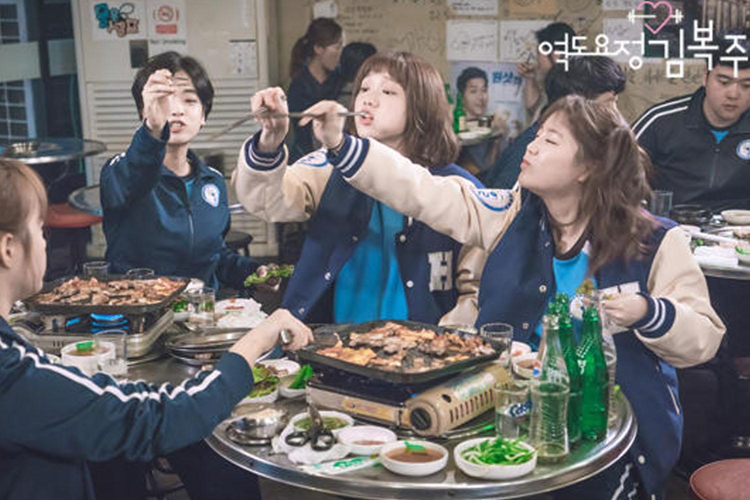 บรรยากาศการกินซัมกยอบซัลในร้านอาหารเกาหลีที่ครึกครื้นในละคร