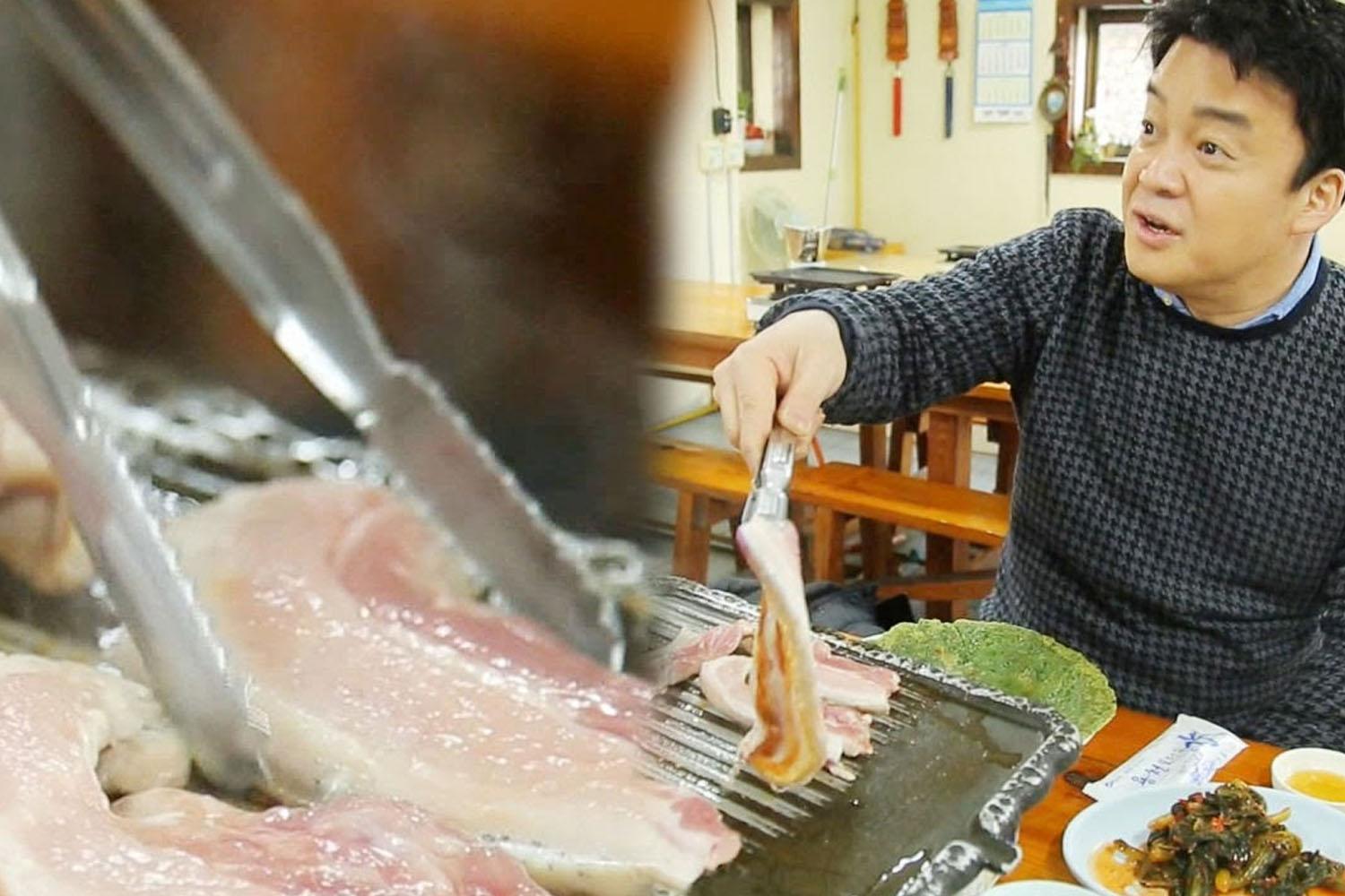 ขั้นตอนการย่างซัมกยอบซัลบนเตาร้อน ด้วยการใช้คีบเพื่อให้เนื้อสุกทั่วถึงในสไตล์เกาหลี