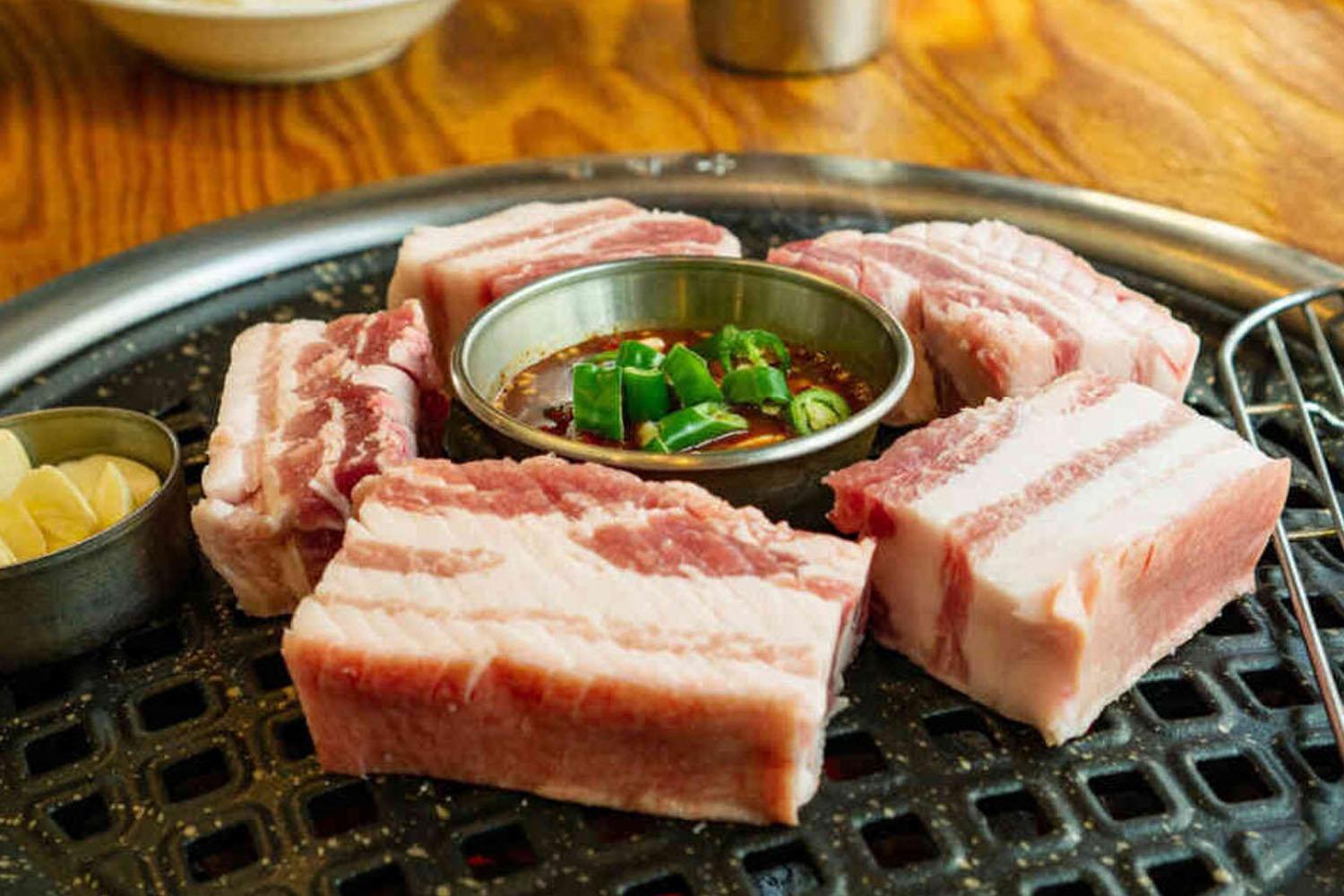 หมูสามชั้นสดพร้อมสำหรับปิ้งย่างบนเตาสไตล์เกาหลี