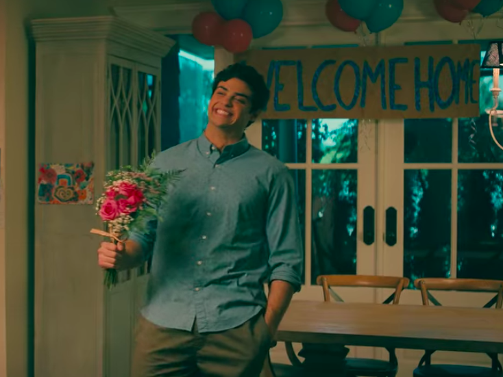 peter kavinsky (noah centineo) welcome home sign for lara jean in to all the boys: always and forever