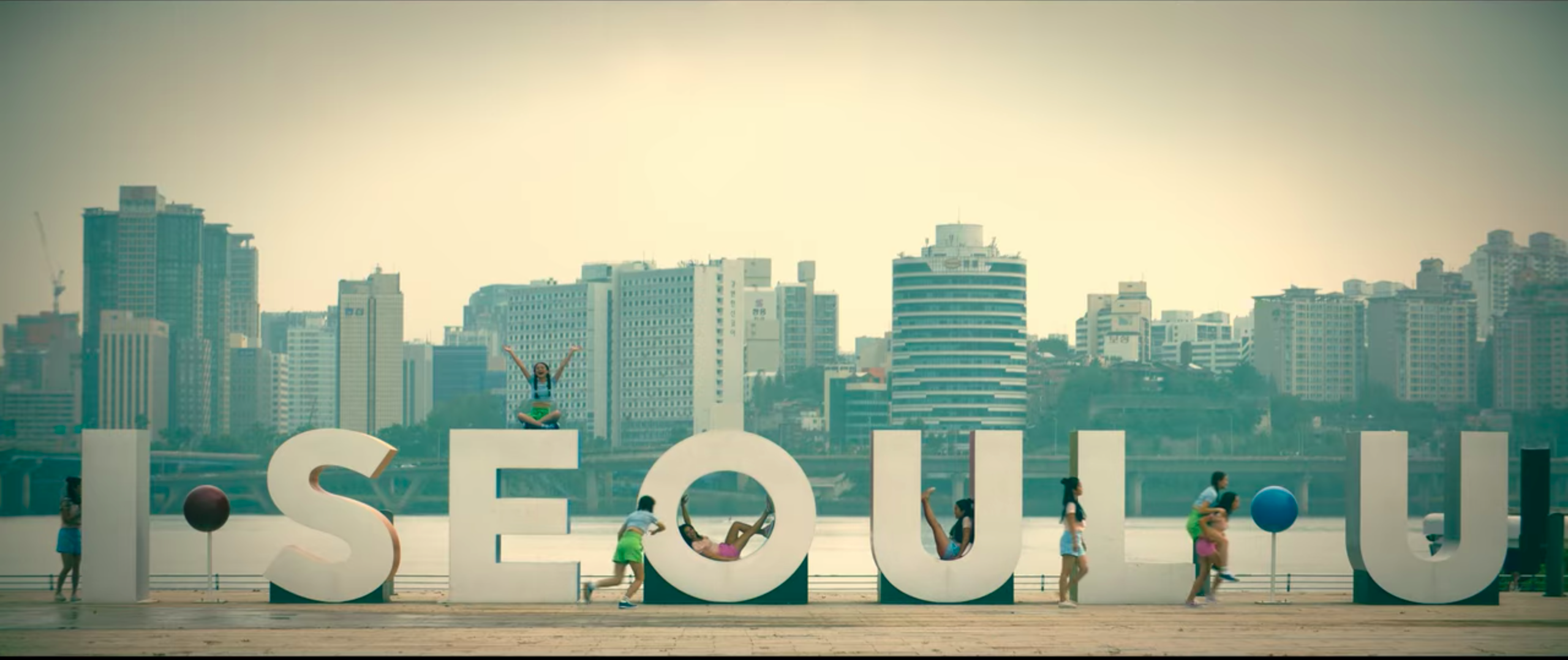 i seoul you sign yeouido hangang park with lara jean, margot, and kitty in to all the boys: always and forever