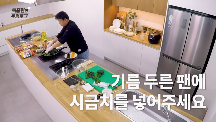 韓国料理キンパの調理風景、ペク・ジョンウォンのレシピに基づくほうれん草を炒める様子