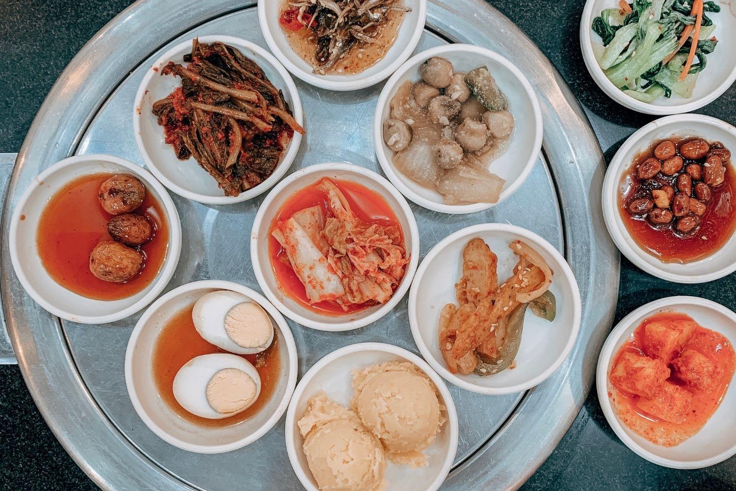 các loại banchan kimchi ở bàn ăn hàn quốc