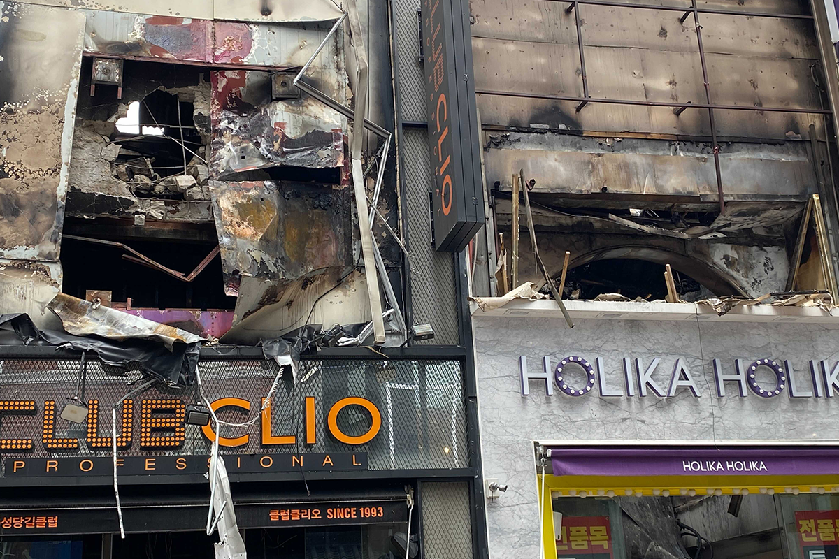 ภาพอาคารที่ถูกไฟไหม้ในเมียงดง ร้าน CLUBCLIO และ Holika Holika เสียหายอย่างหนัก