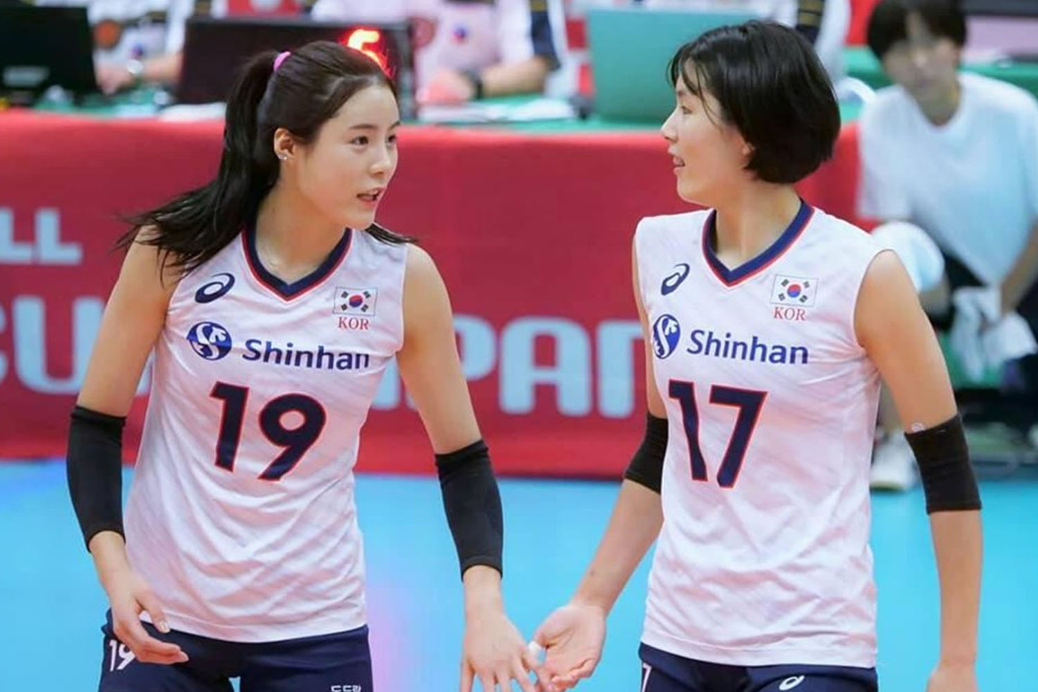 คู่ฝาแฝดนักวอลเลย์บอลหญิงแห่งทีมชาติสวมใส่ชุดยูนิฟอร์มทีมชาติของเกาหลีใต้