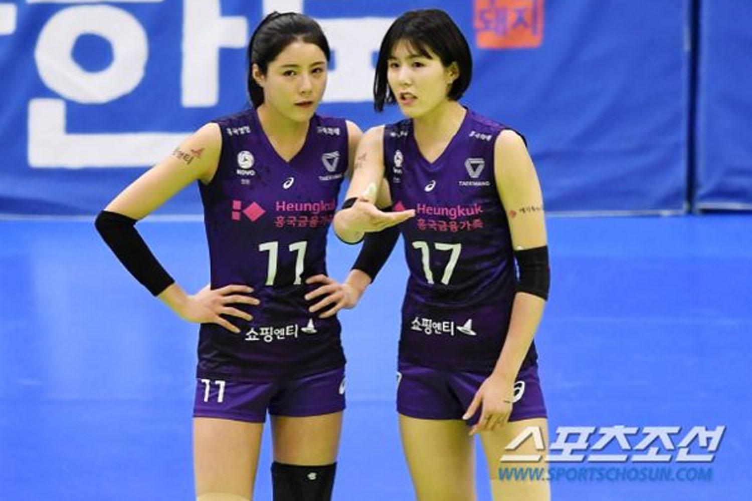คู่ฝาแฝดนักวอลเลย์บอลหญิงจากทีม Heungkuk Life Pink Spiders ระหว่างการแข่งขันในสนาม